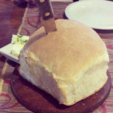 cocina discos restaurant El Calafate bread with knife